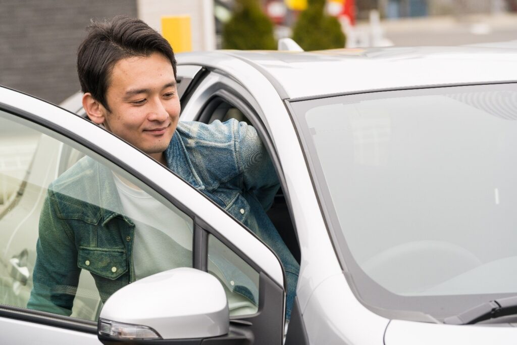 自動車にの取ろうとしている男性
