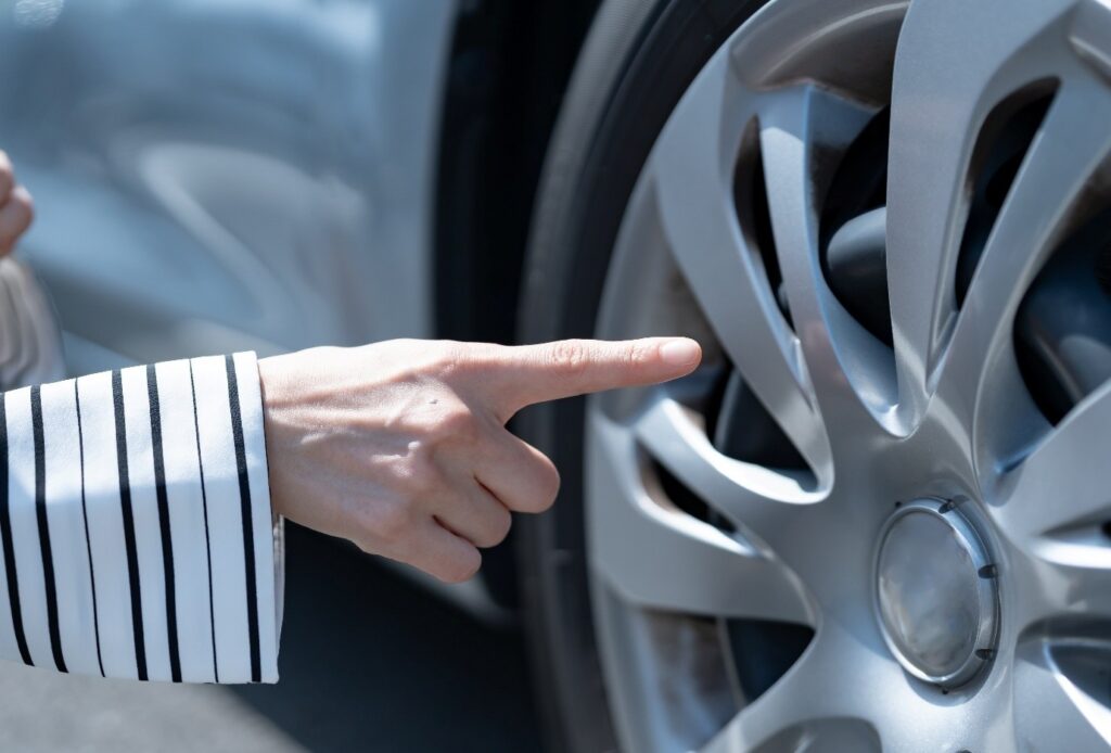 自動車のタイヤ、ホイールをチェックしている