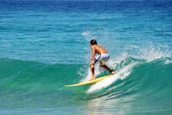 サーフィンに適した車は？夏の海水浴ドライブにおすすめの車の選び方