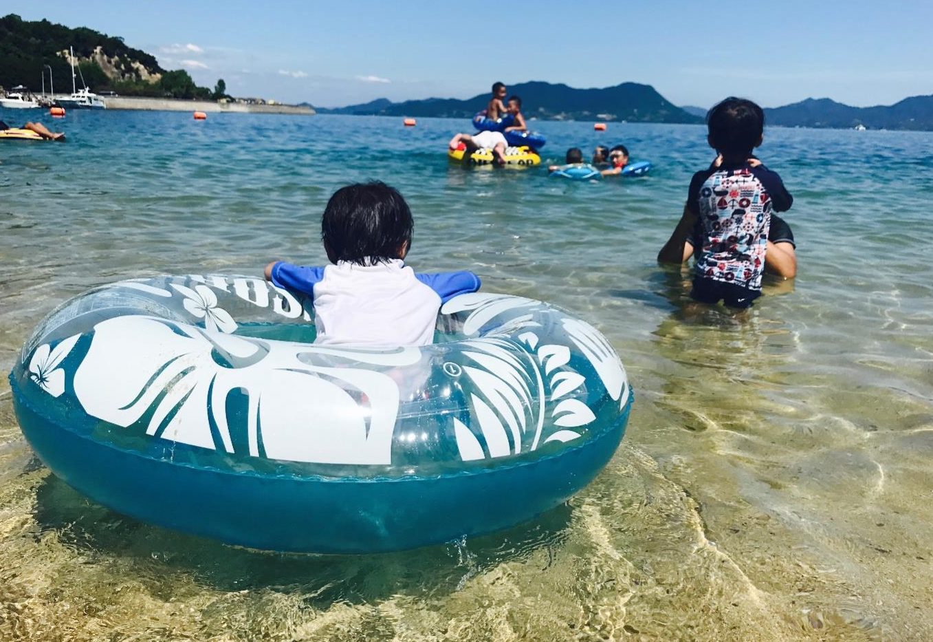 海に浮かぶこども