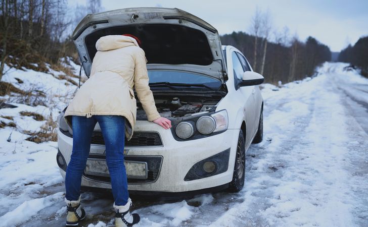 寒い時期に車のエンジンがかからない原因と対策