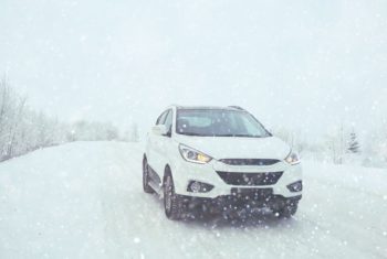雪道を車で安全に運転するには？安心するために必要なこと
