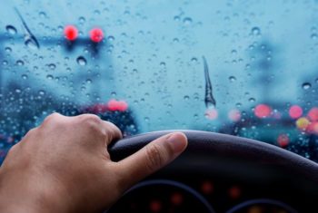 ハイドロプレーニング現象対策！雨の高速道路を走る際に気をつけることは？