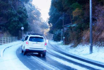 雨や雪の日は注意しよう！ 車がスリップする原因と対処法