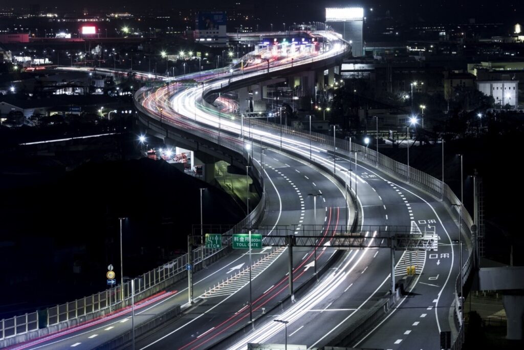 夜の高速道路を撮影した写真