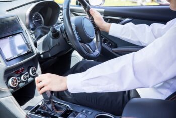 エンジンブレーキとは？ 仕組みや使い方のポイントを解説