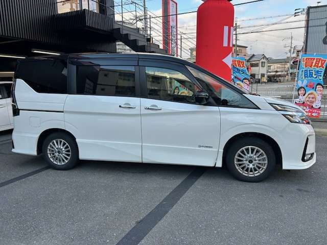 セレナ 1.2 e-POWER ハイウェイスター V ブリリアントホワイトP/D